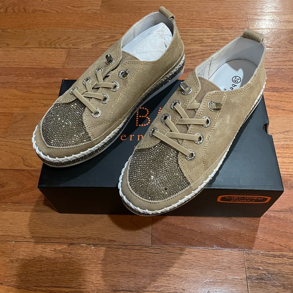 bernie mev. Tan Slip-On Shoes with gold accents size 39 (8.5) new in the box - Picture 2 of 7